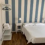 Eolian Port Oda ve Kahvaltı 4*